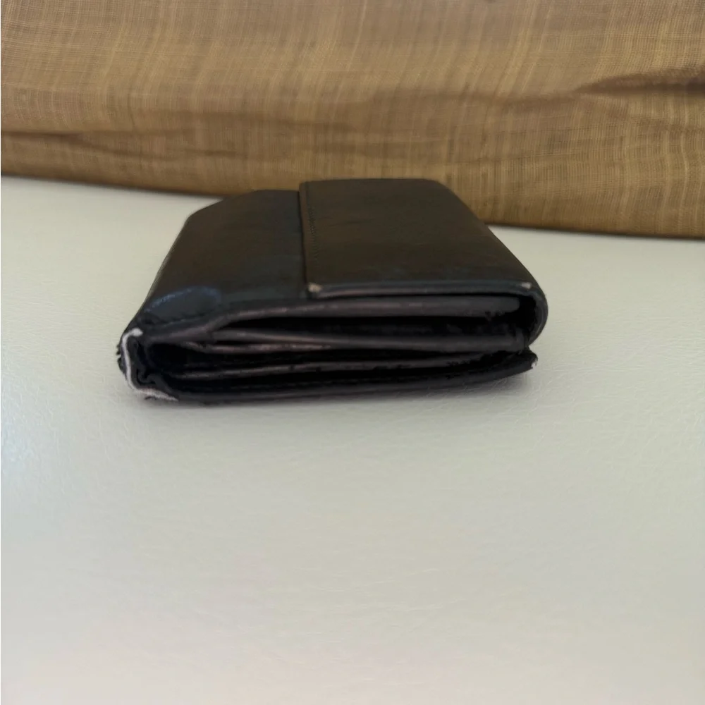 Gucci Black Wallet with Gold Hardware - Picture 3 of 7